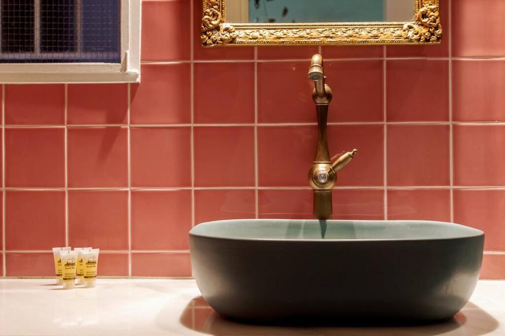 Iphigenia 2 Bedroom Retro Downtown Apartment アテネ エクステリア 写真